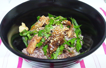 さんまの蒲焼缶詰と大葉の丼